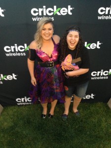 Kelly Clarkson poses with Natalie for a backstage photo at the 2015 Piece by Piece Tour